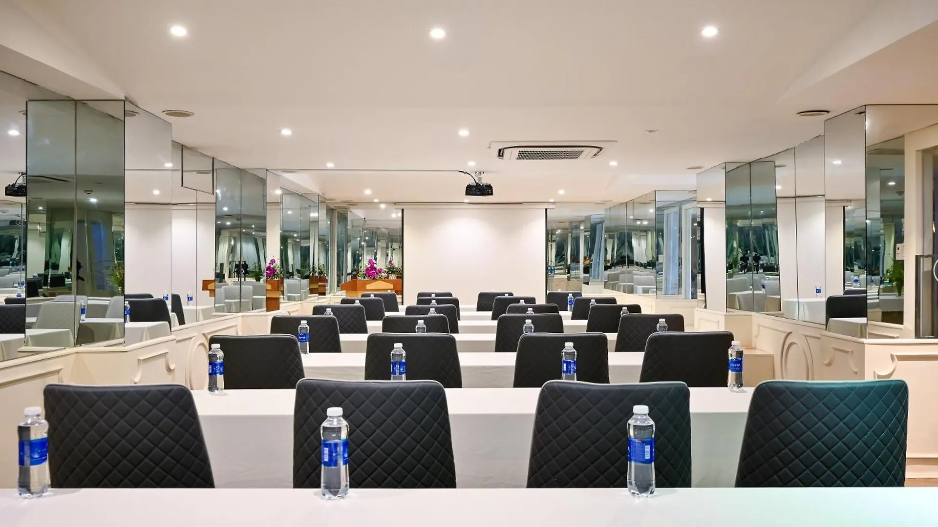 California Saigon Hotel & Rooftop Pool ホーチミン市